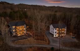 Chatt Vistas|TWOCabins|12BR|HotTubs|Pool|Plgrnd|Slps40+ - Image 2