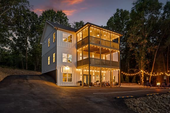 Chatt Vistas-6bdr 6ba-3 Story-Theater-HotTub-Sleeps 15+