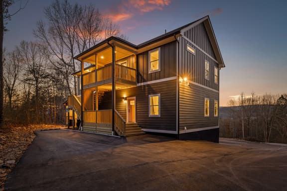 Chatt Vistas NEW |6BR|Theater|HotTub|Pool|Plgrnd|Sleeps15+ - Image 1
